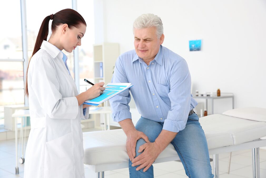 The doctor prescribes a course of treatment for arthrosis of the knee joint to the patient